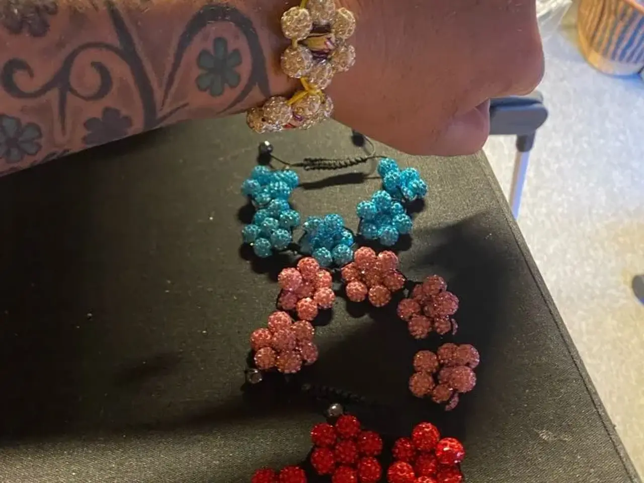 Billede 8 - Smukke nye knyttede blomsterarmbånd