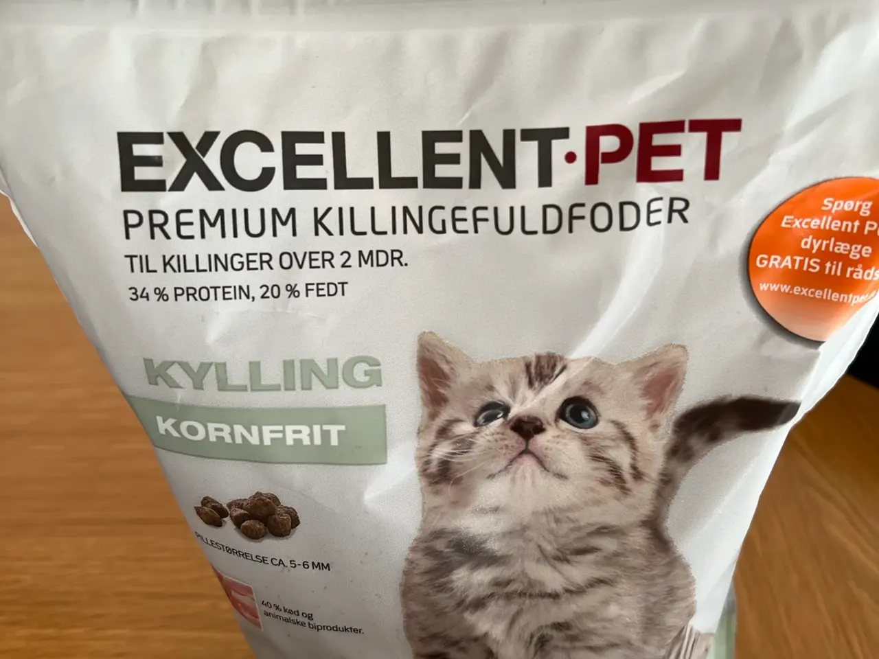 Billede 7 - Pakke med kattemad og -snacks