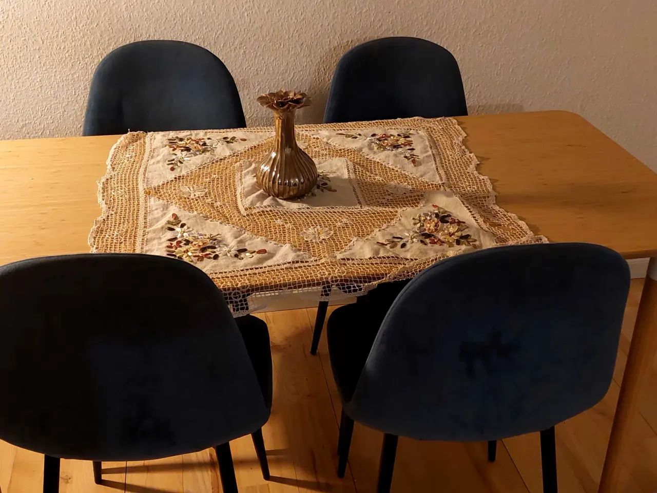 Billede 1 - Spisebord ny med dække bord