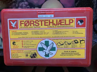 2 ældre Falck forbindskasser. Giv bud.