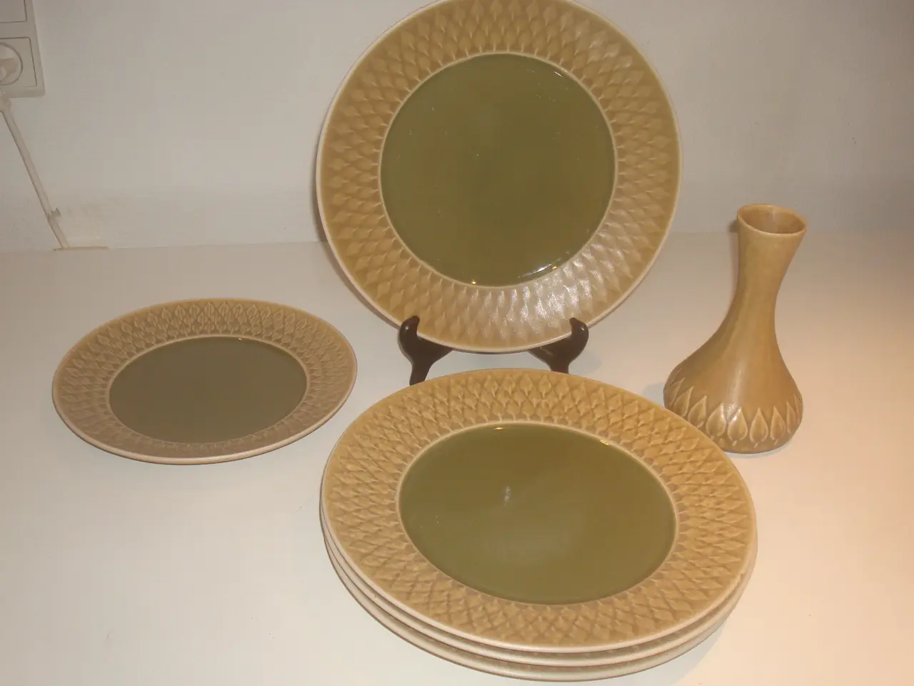 Billede 1 - RELIEF STENTØJ - MIDDAGSTALLERKENER, frokost, dybe