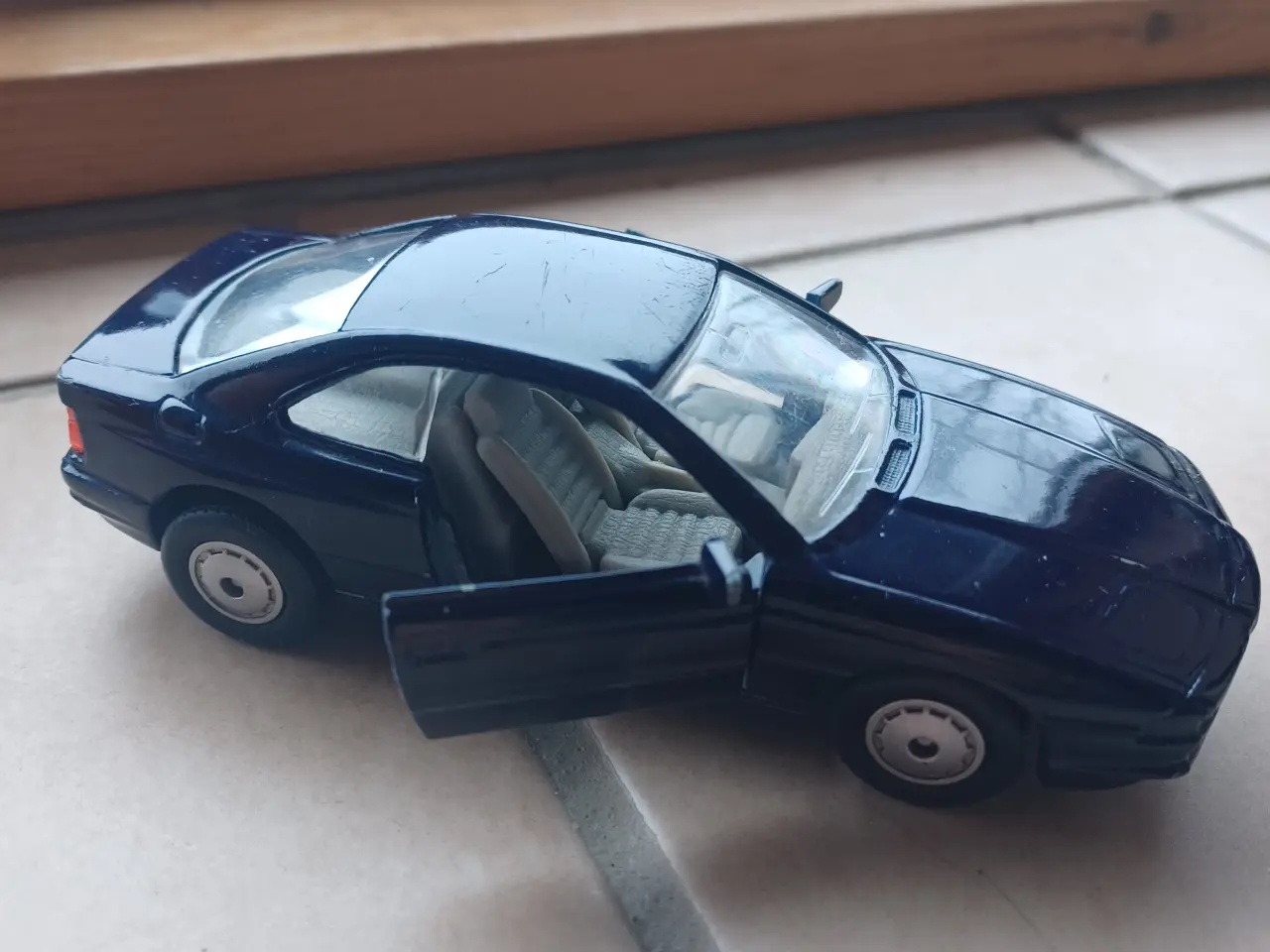 Billede 2 - BMW 850i mørkeblå metalbil