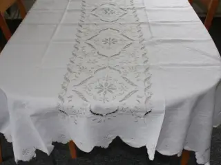 Broderet dug med 10 servietter