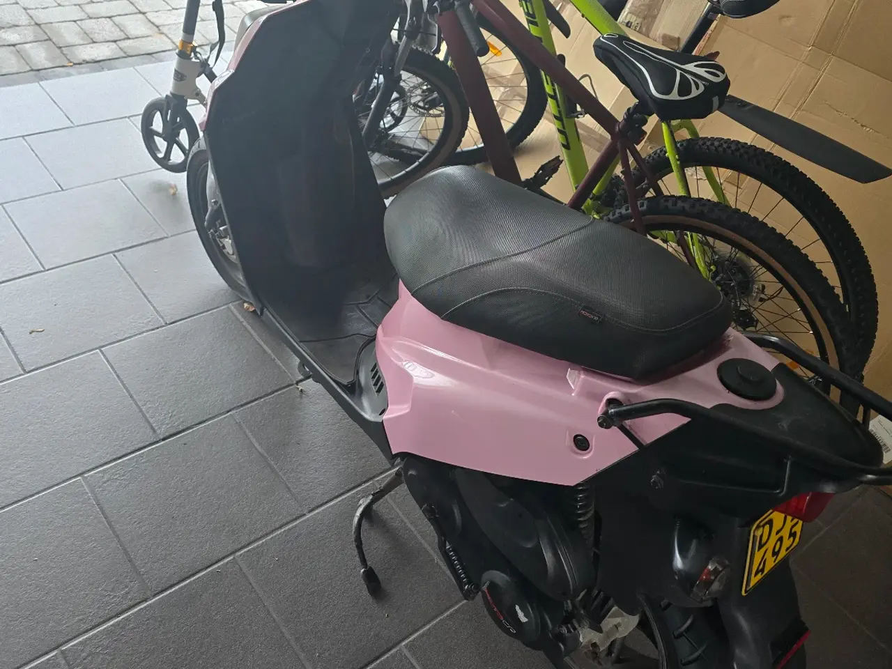 Billede 4 - og velholdt lyserød scooter – Perfekt til hverdage