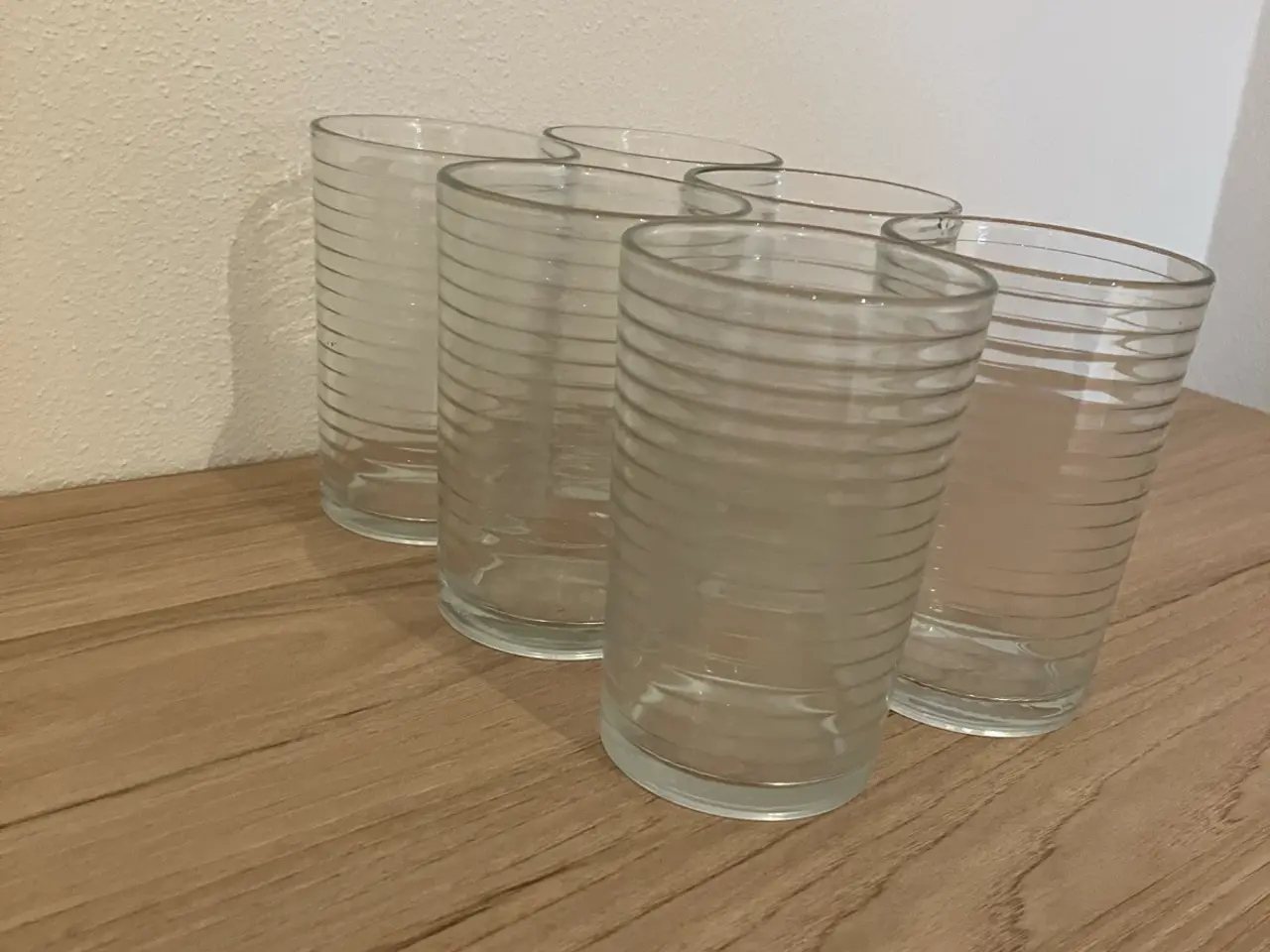 Billede 1 - Vandglas med vandrette linjer