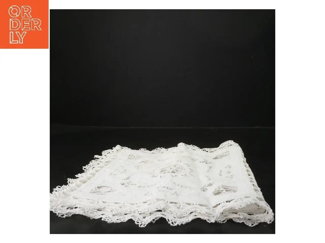 Billede 2 - Broderet dug med blondedetaljer (str. 124x33 cm)