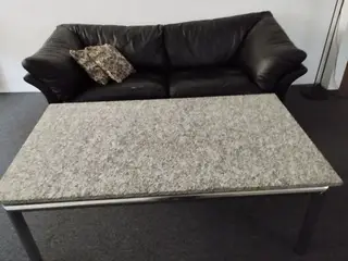 Sort lædersofa og marmor sofabord