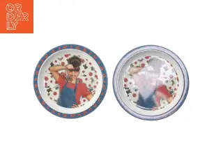 Tallerkener med motiv fra DR (str. 2 stk Ø 21,5 cm)