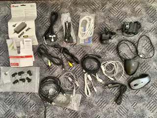 Diverse kabler, connectors, opladere og mus