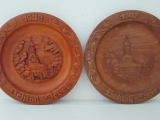 2 træplatter fra 1947 og 1948 med slotsmotiver.