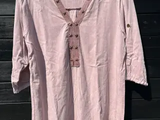 Lyserød bluse med 3/4 ærmer str m/l
