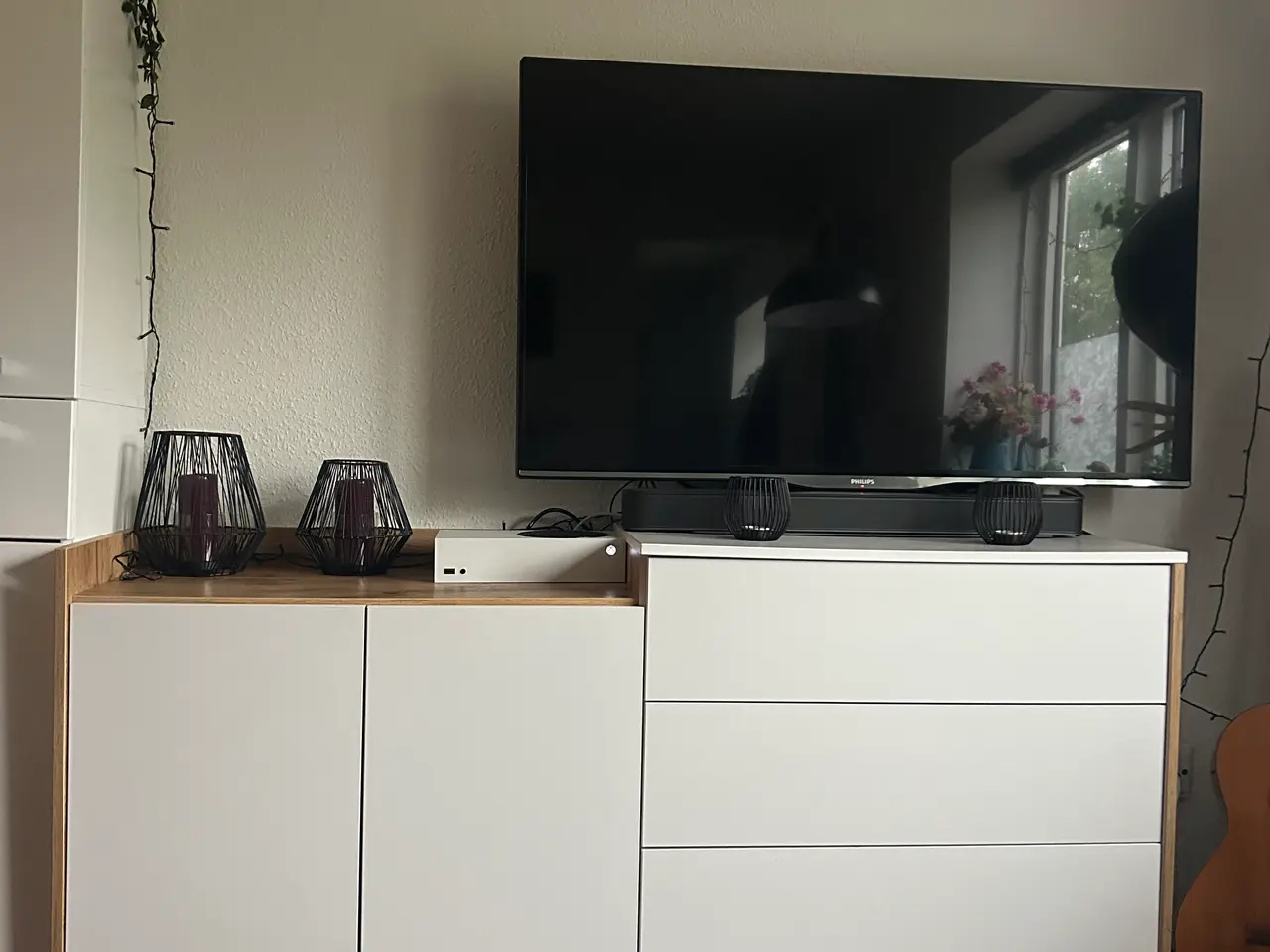 Billede 2 - TV-skænk/kommode i hvid og træfarve