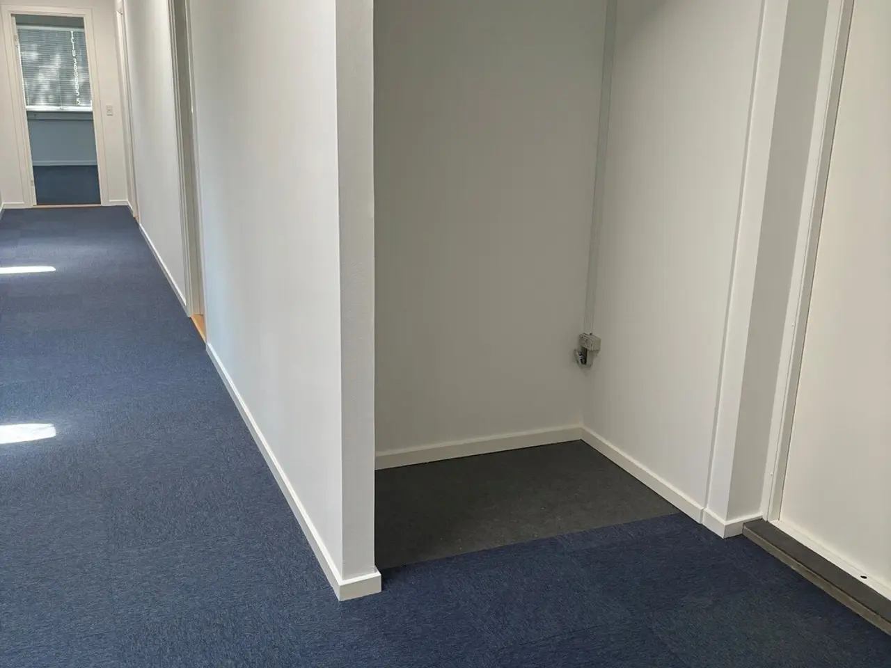 Billede 4 - Præsentabelt kontor på ca. 120 m2 og lager med værksted på ca. 160 m2 udlejes i erhvervsbygning placeret centralt i Farums erhvervsområde med kun 5 minutters kørsel til Hillerødmotorvejen.