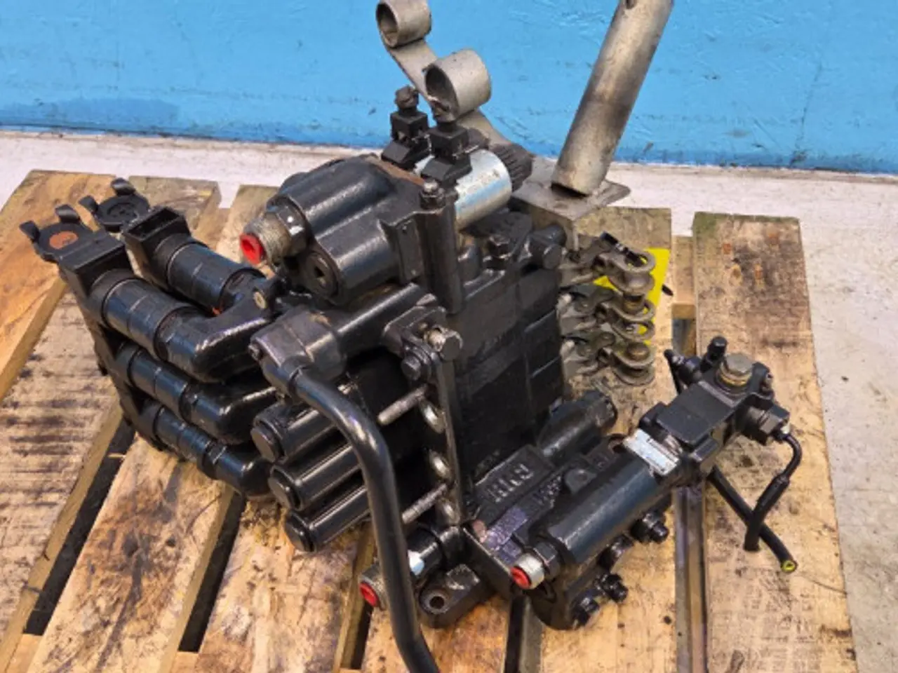 Billede 13 - New Holland T6030 Hydraulikventil 87325126