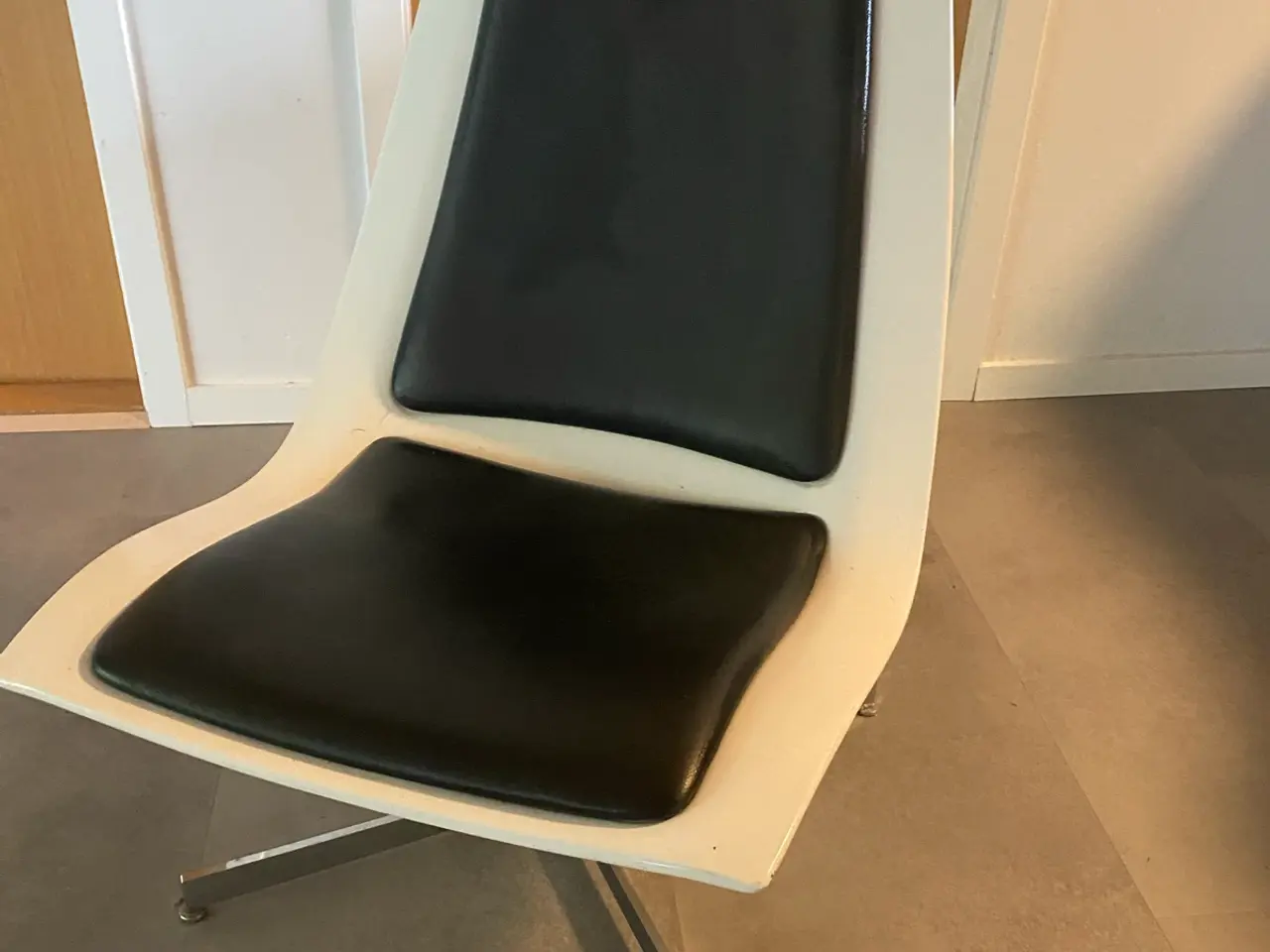 Billede 5 - Designerstol hvid skalstol med læder