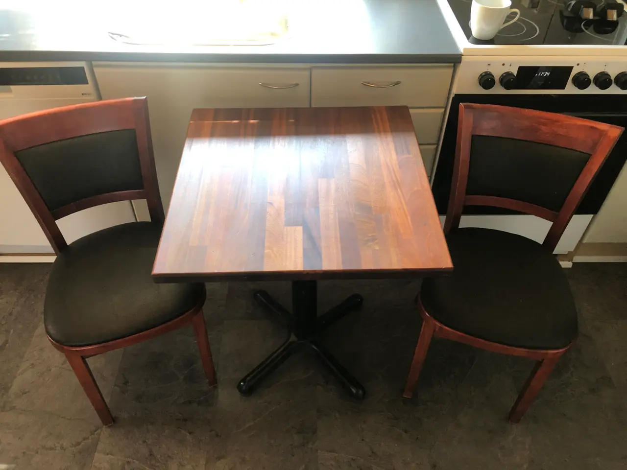 Billede 1 - Køkkenbord og 2 stole