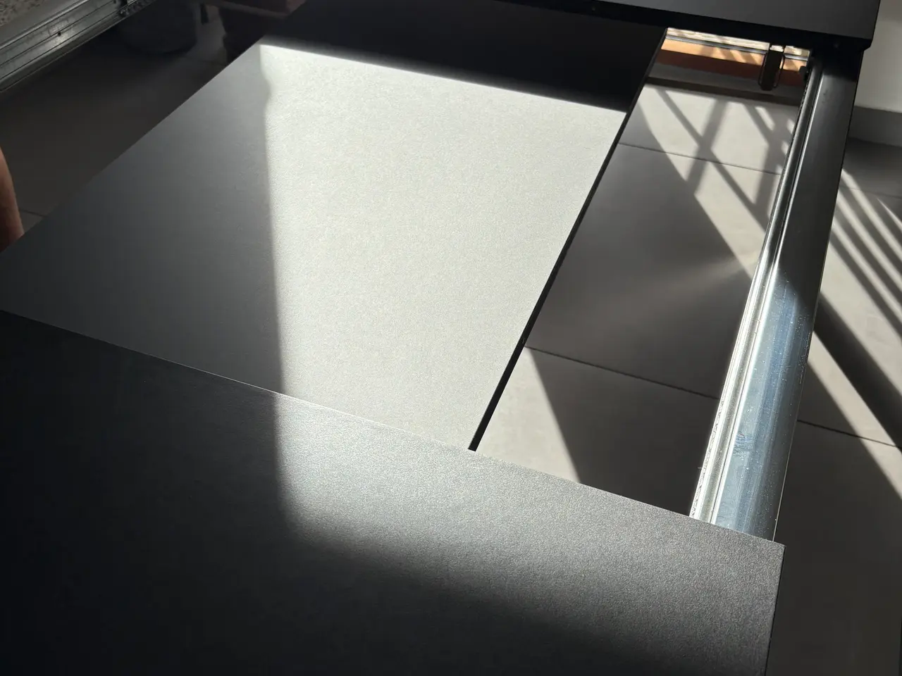 Billede 5 - Spisebord i sort linolium