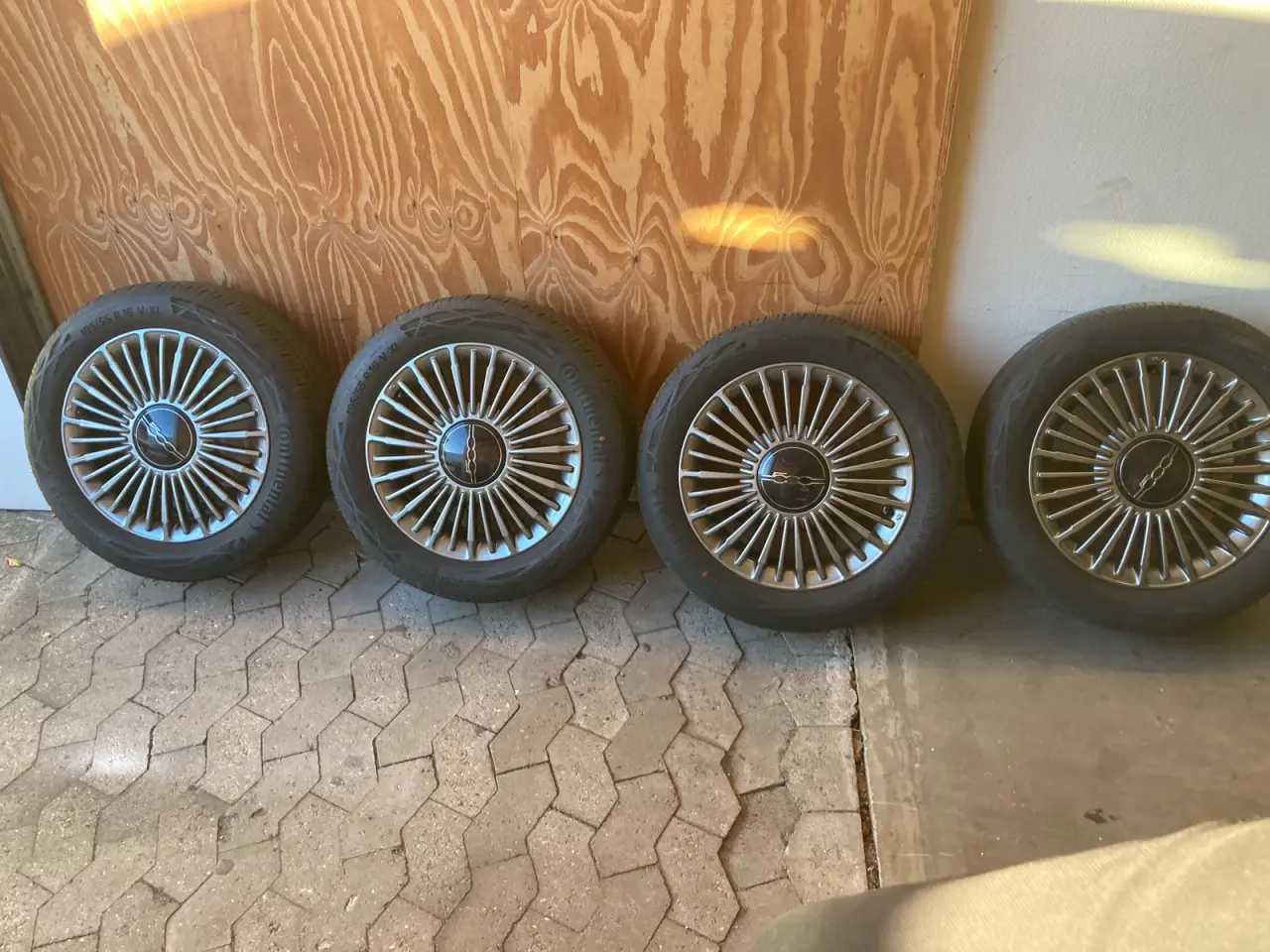 Billede 5 - Originale Fiat 500e fælge & dæk