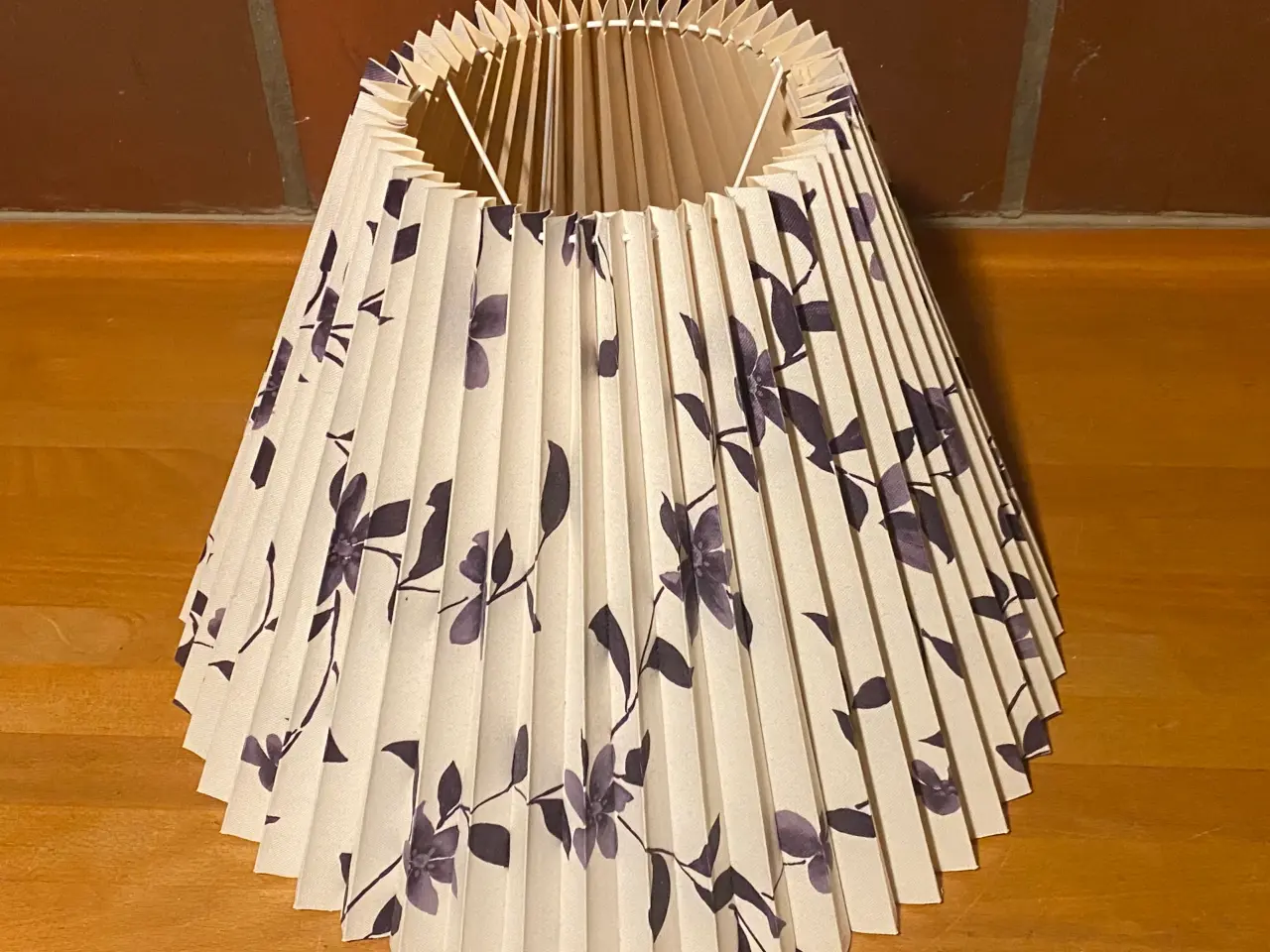 Billede 1 - Lampeskærm speciel til gulv/standerlampe kr. 25,-