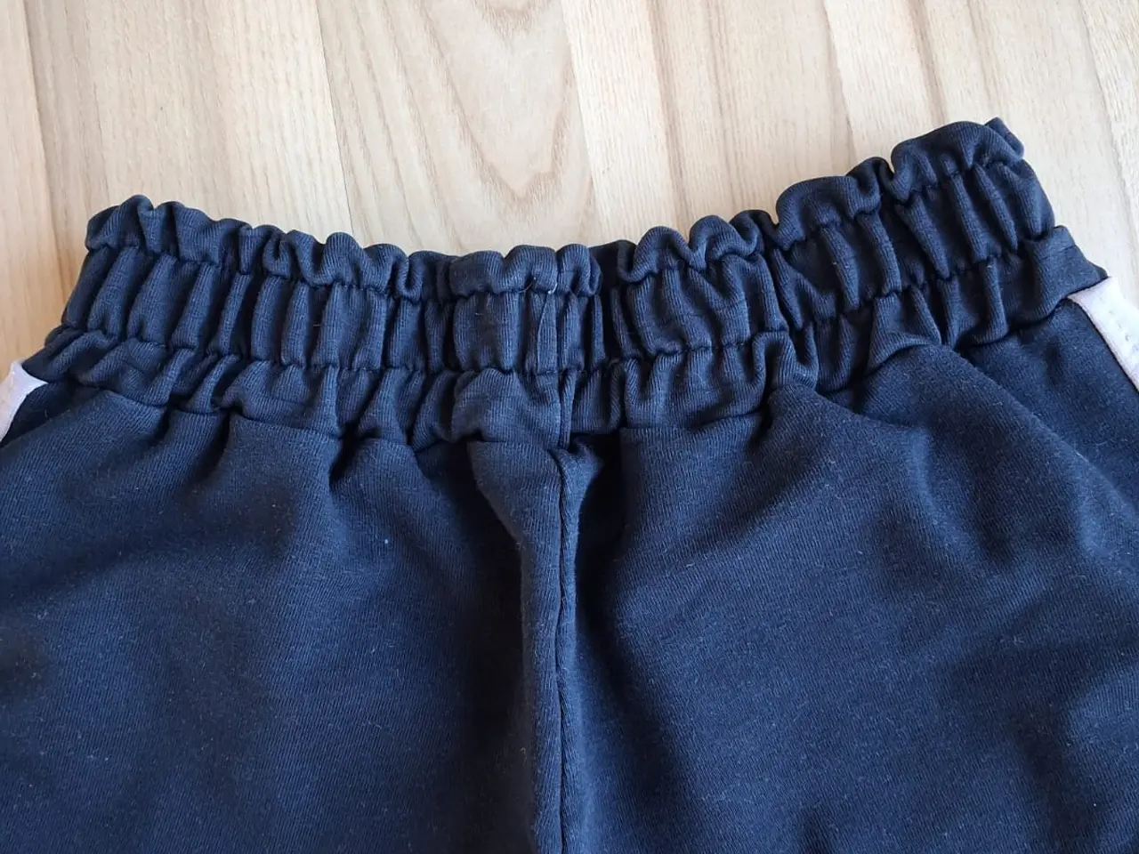 Billede 3 - Sorte joggingbukser til pige, str. 8-9 år, m. lomm
