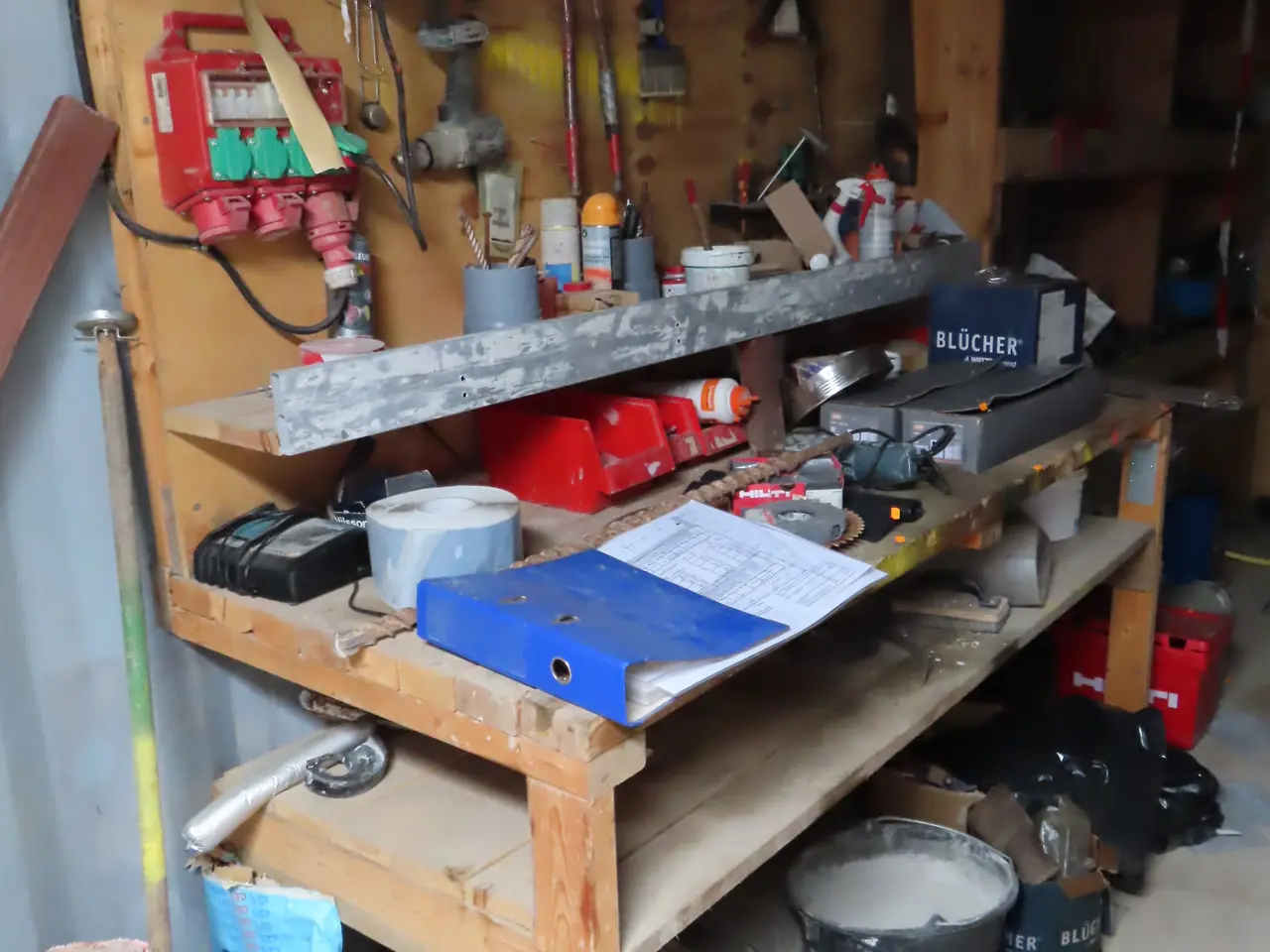 Billede 1 - Arbejdsbord med div. værktøj