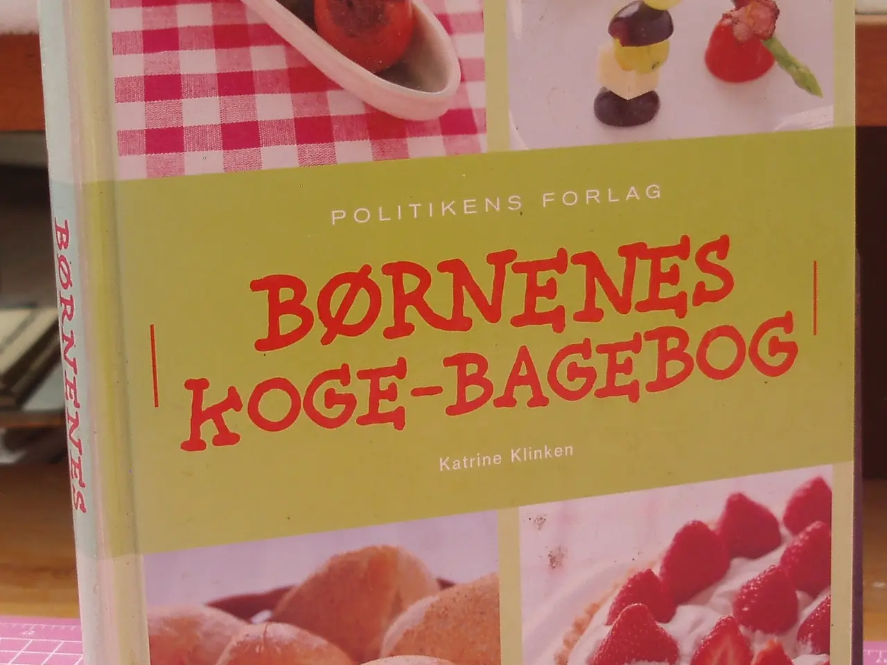 Billede 1 - Børnenes Koge-Bagebog af Katrine Klinken