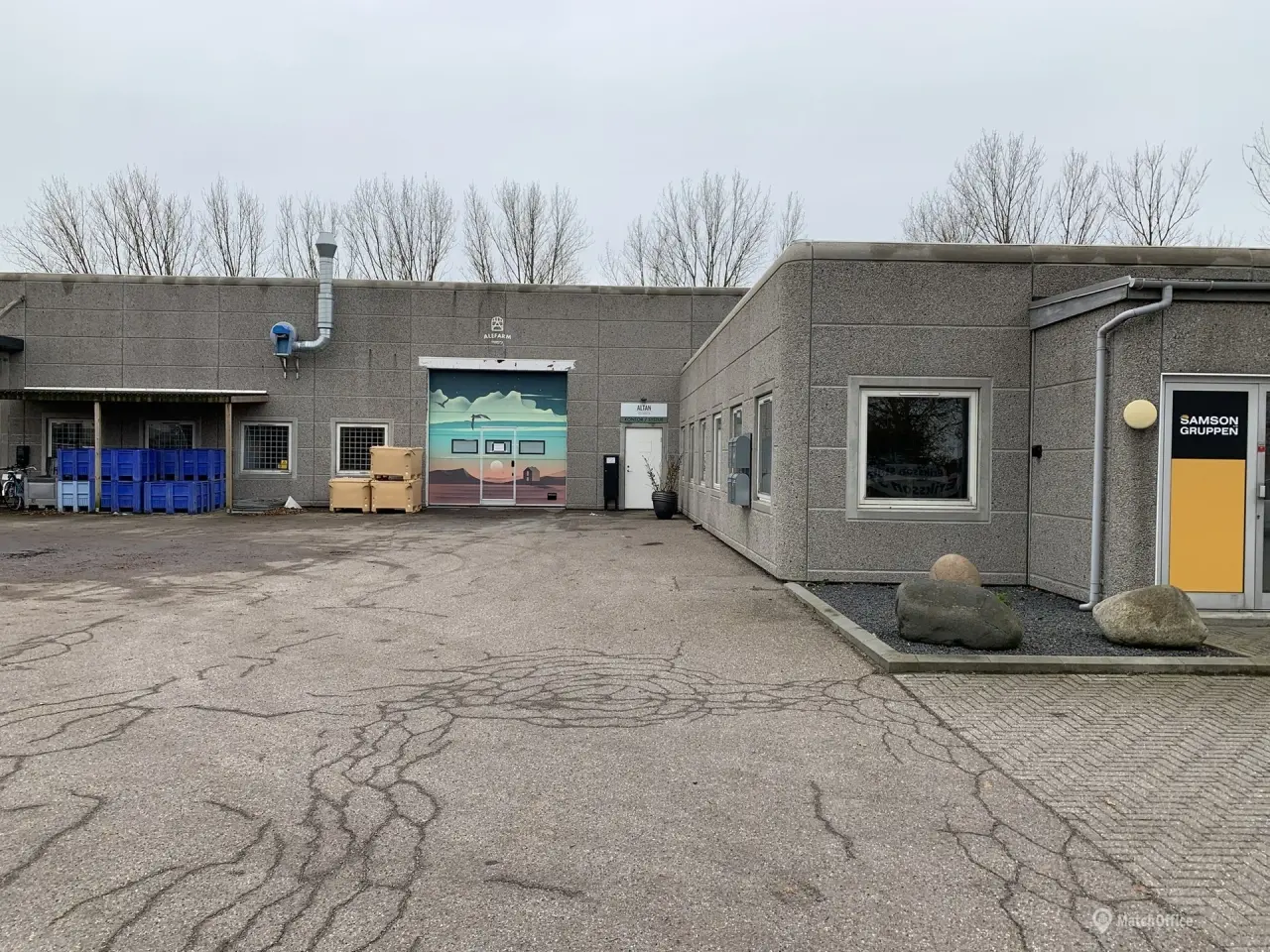 Billede 1 - Højloftet lager. showroom med port samt stort kontor