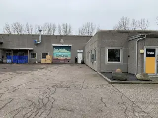 Højloftet lager. showroom med port samt stort kontor