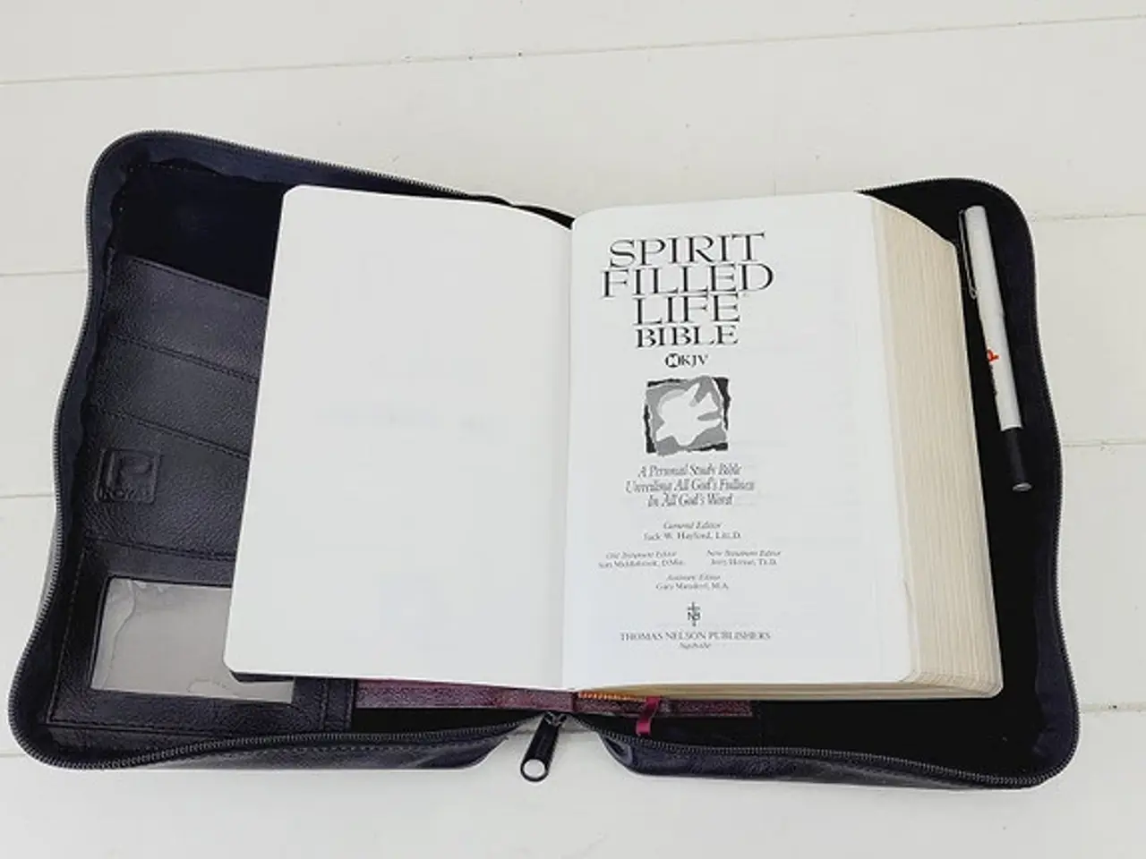 Billede 1 - ⭐️- NKJV Spirit-Filled Life Bible med Cover