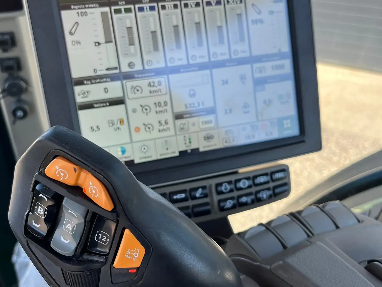 Billede 8 - John Deere 8R 370 Command PRO, med den store Michelin UltraFlex High Traction dæk montering. DEN ER SOM NY.