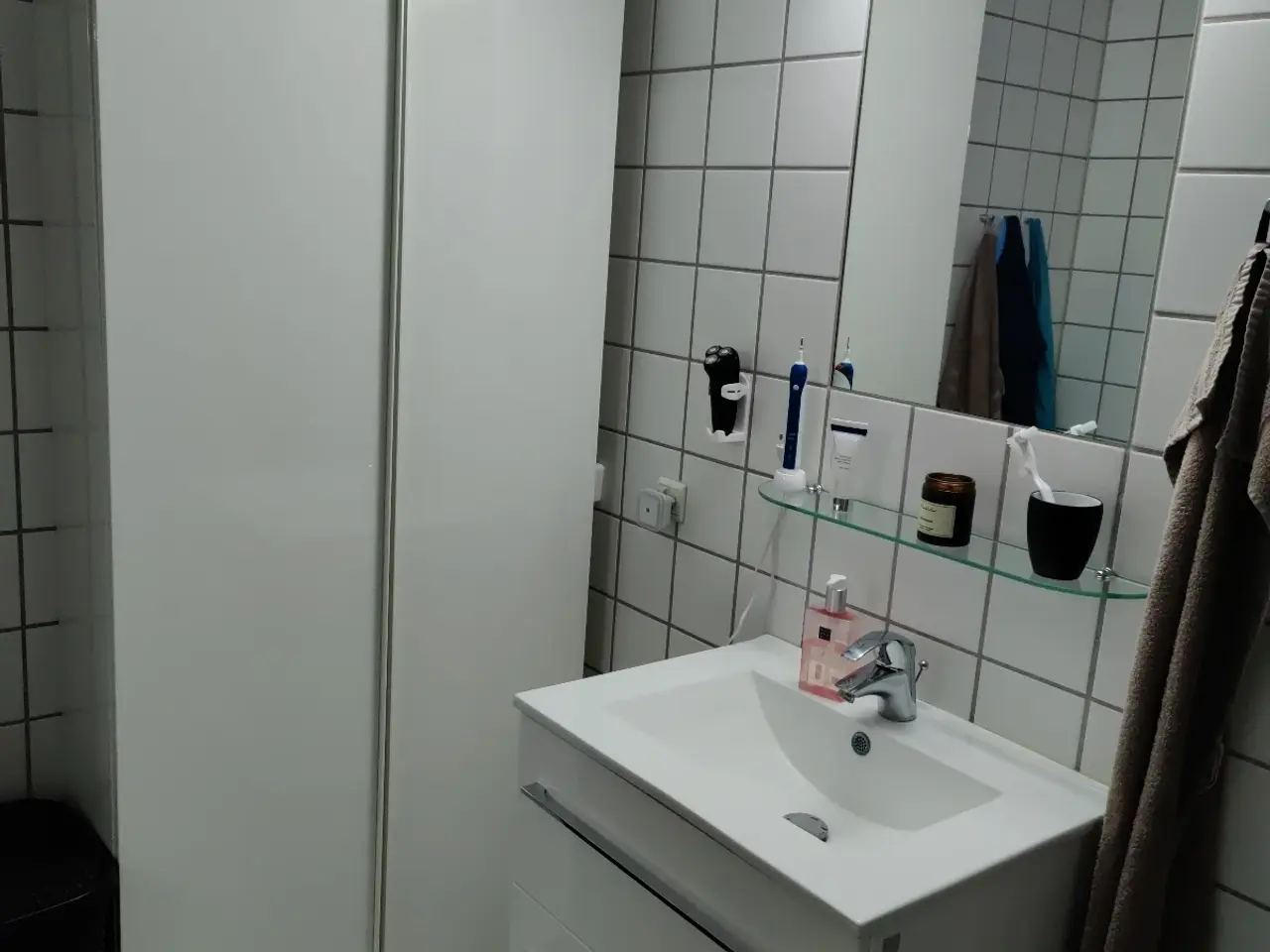 Billede 1 - 2. Stk. Skabe i højglans. 3.stk glas hylder. 