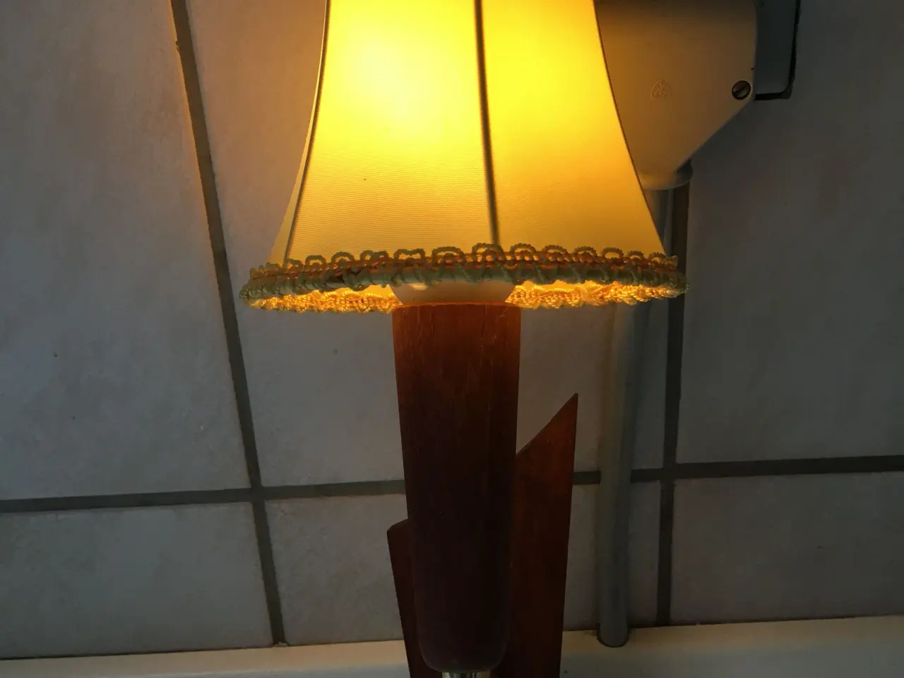 Billede 2 - Teak lampet med gul silkeskærm