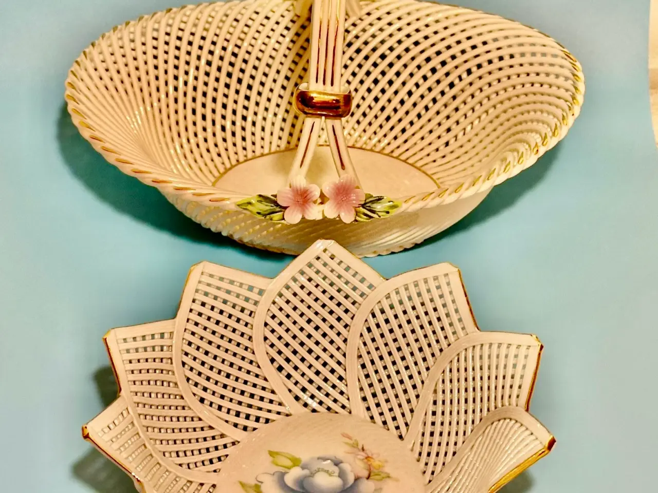 Billede 1 - To vintage vaser håndlavede af flettet porcelæn