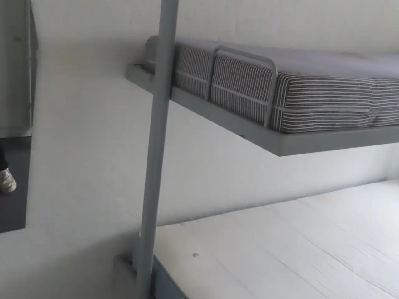 Billede 2 - Indhold på værelse af bord, køjeseng, skab mv.