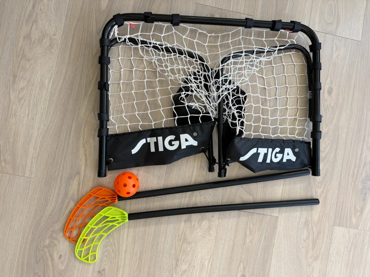 Billede 3 - Stiga hockey mål og 2 stk. stave + bold
