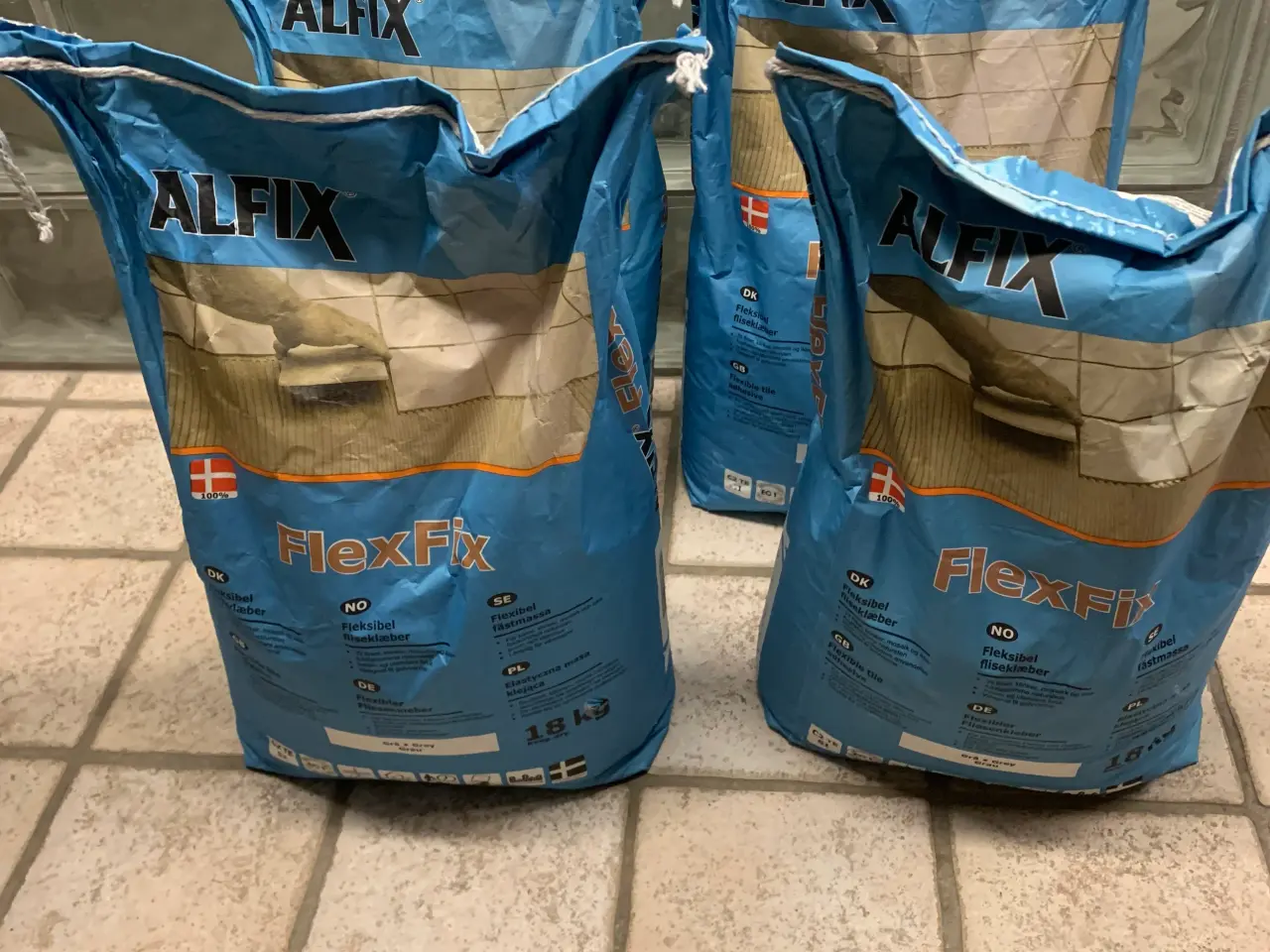 Billede 1 - 4 poser alfix fliseklæb. 