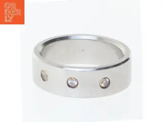Sølvfarvet ring med sten (str. 54 mm)