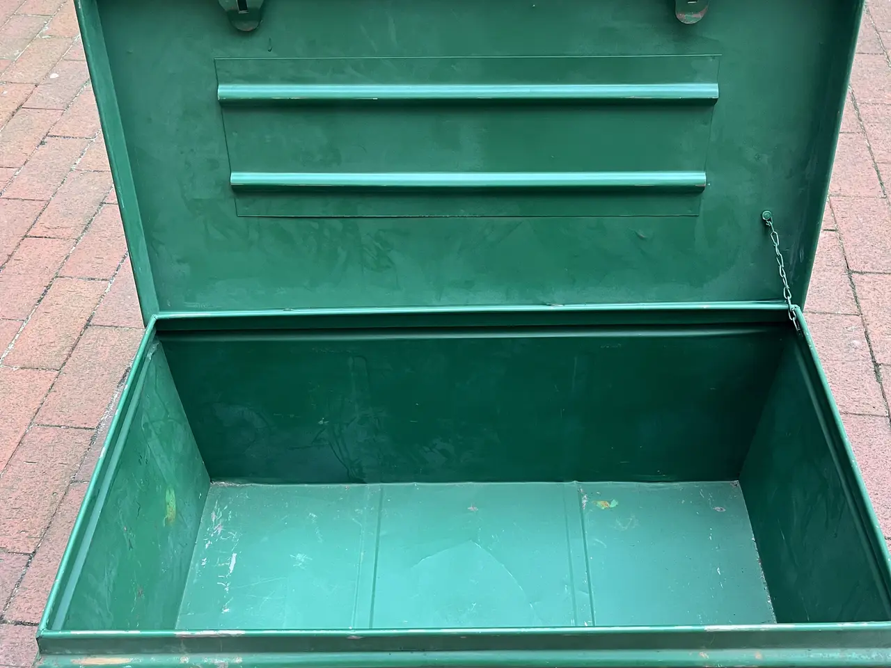 Billede 4 - Ældre skibskiste i metal med rejsepatina
