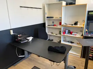 Hæve-/Sænkebord, reoler, m.v.