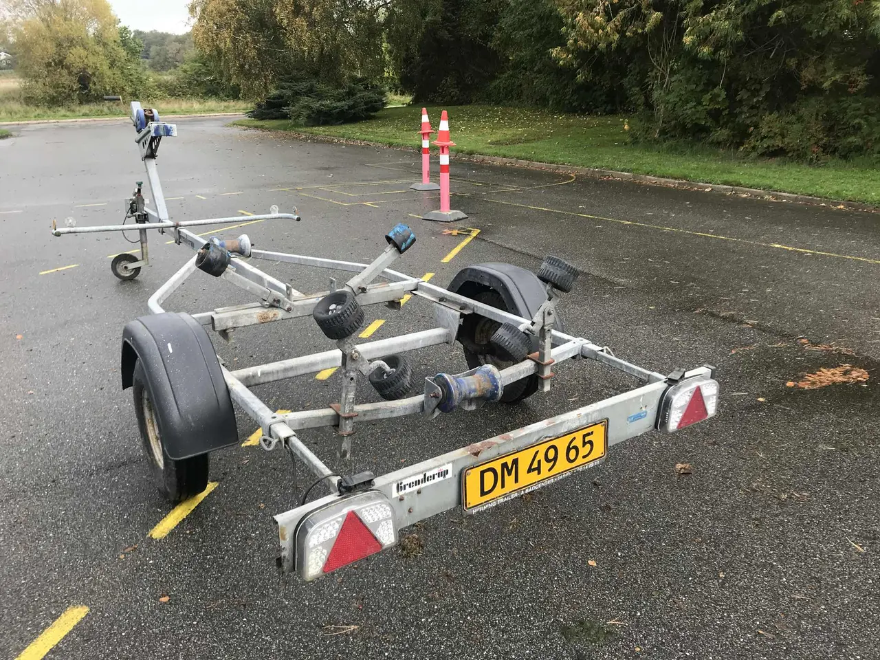 Billede 1 - bådtrailer med papirer og plader.