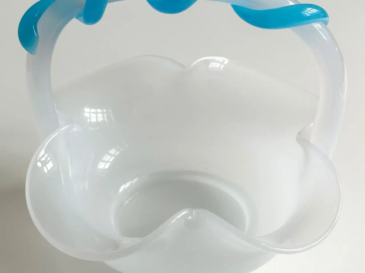 Billede 6 - Glasskål m hank, opalineglas