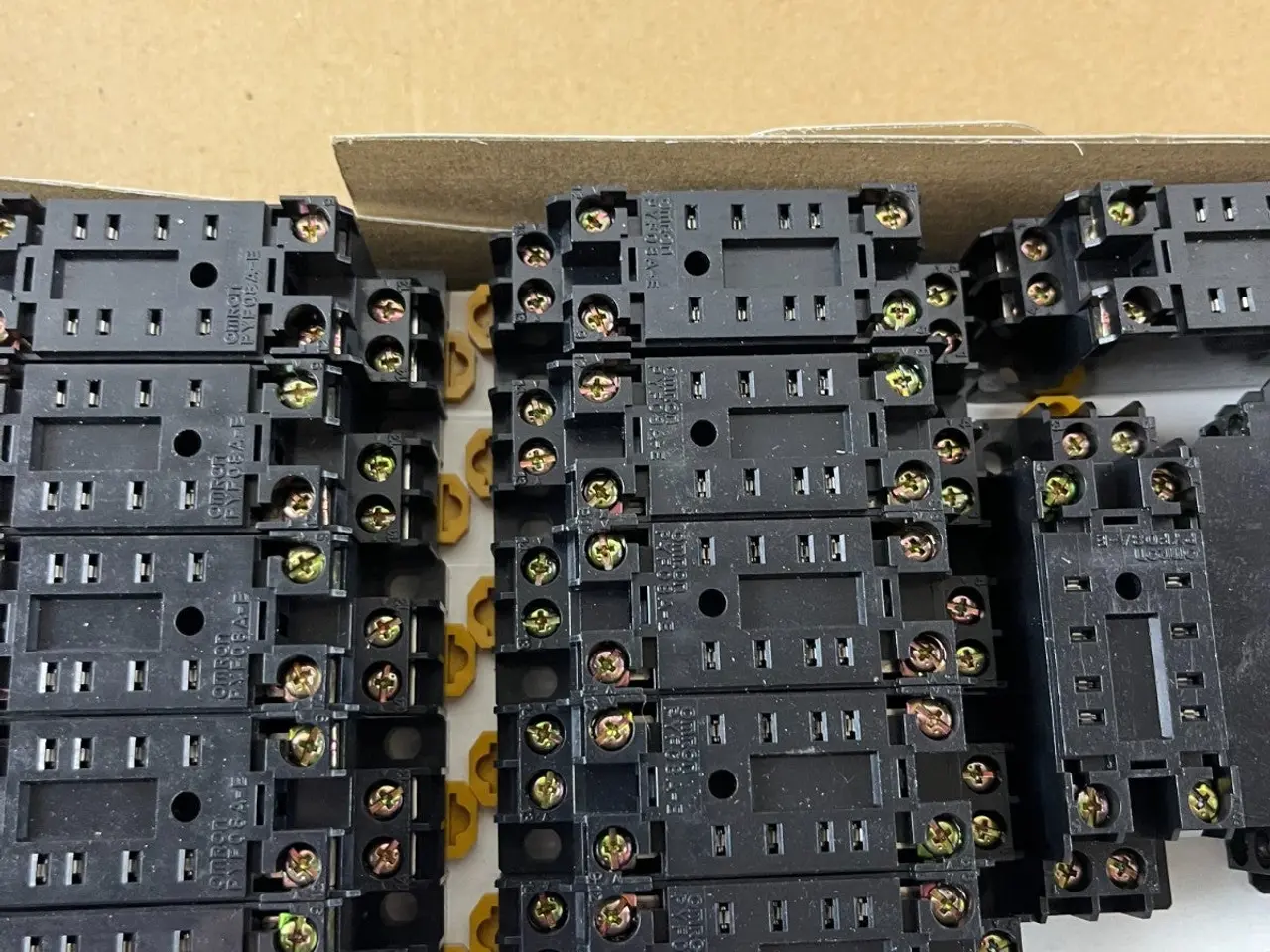 Billede 3 - Omron PYF08A-E relæ Socket 8 Pin DIN Rail 40+ stk.