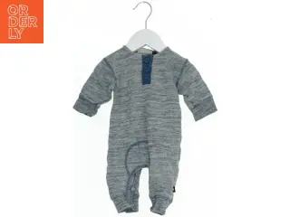 Grå baby heldragt med knapper fra Molo (str. 56)