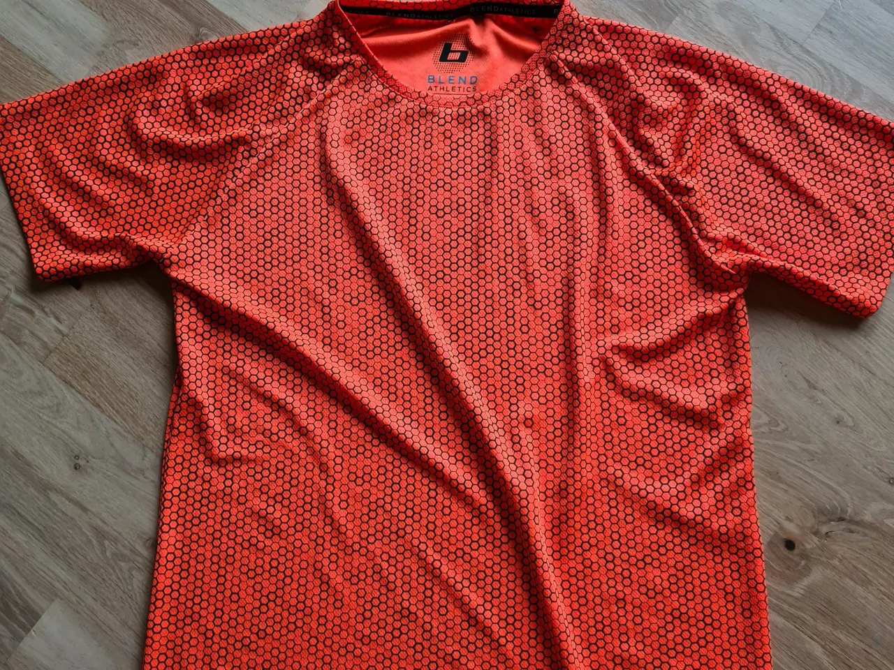 Billede 3 - Næsten nye T-shirts str L