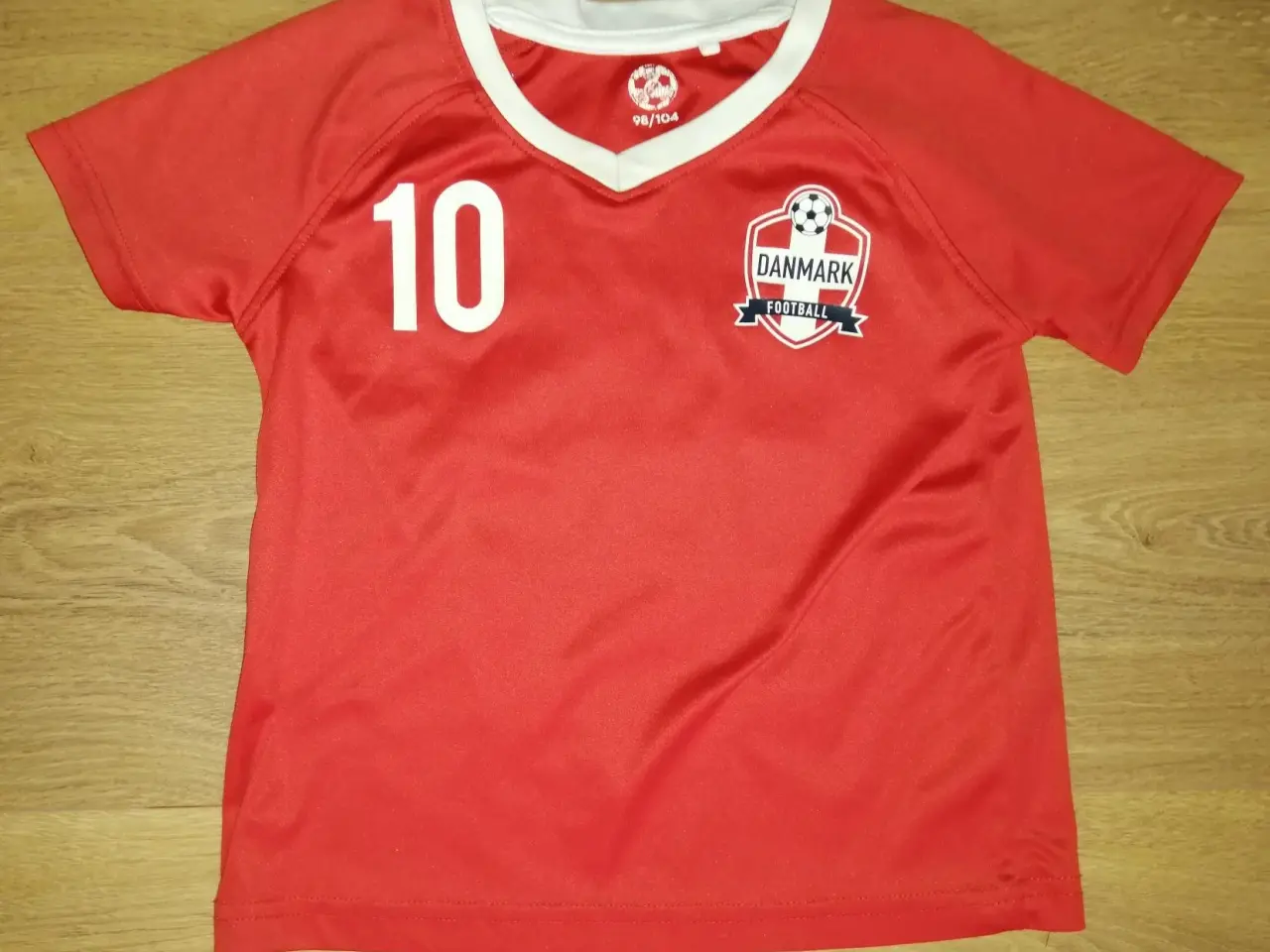 Billede 2 - DANMARK NR 10 FAN TSHIRT, STR. 3-4 ÅR, FLOT STAND