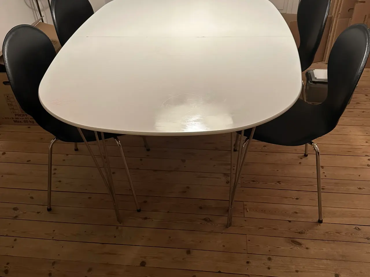 Billede 1 - Ovalt spisebord og 4 stole