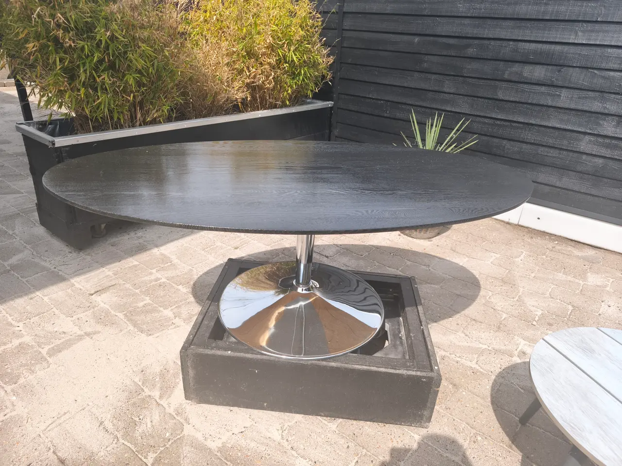 Billede 1 - Elispe formet sofabord massiv eg sort