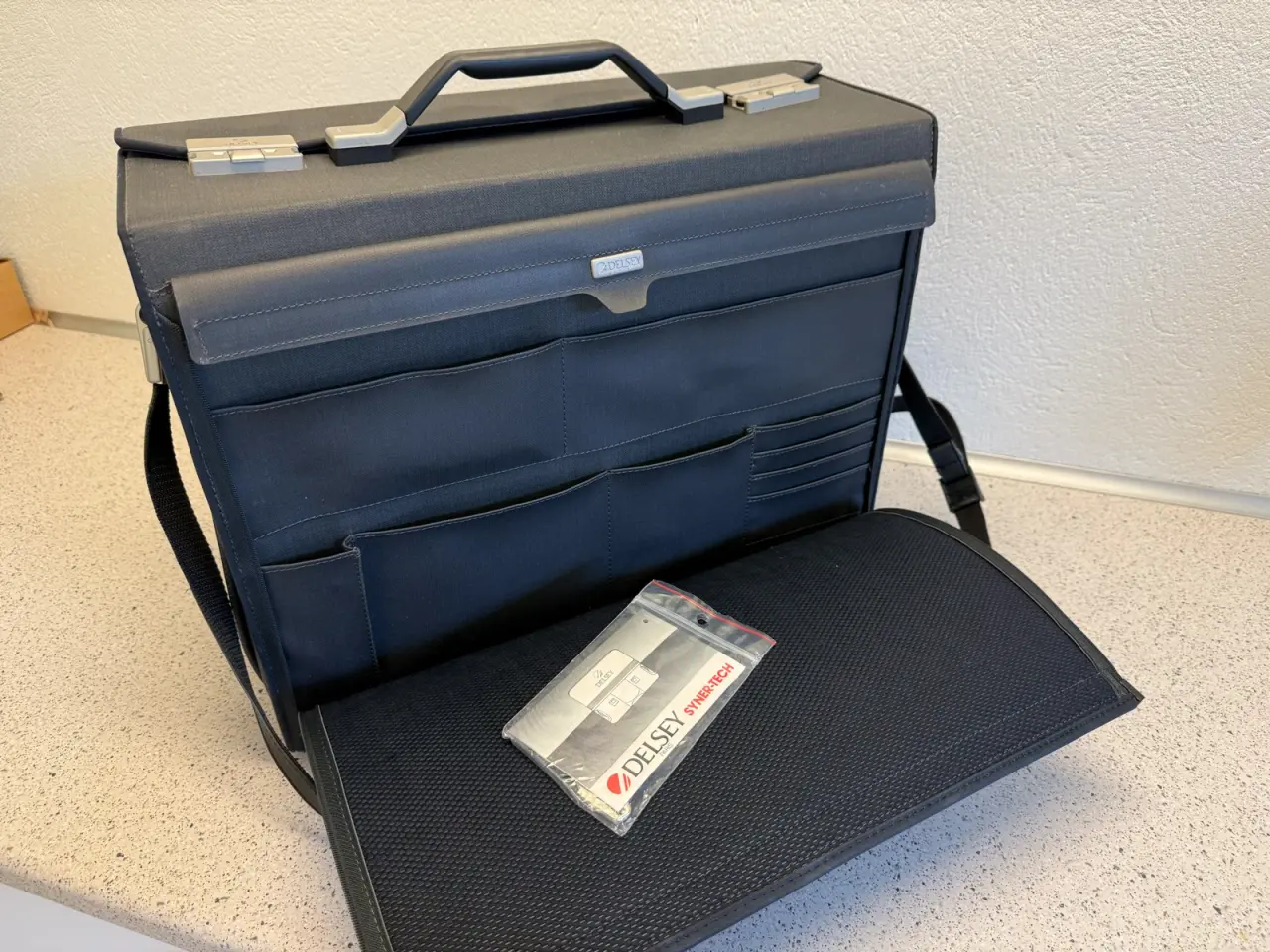 Billede 3 - Delsey computertaske/håndbagage