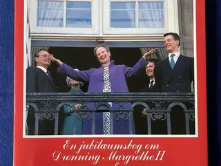 25 år på tronen - Peter la Cours Forlag 1996 - Ny !