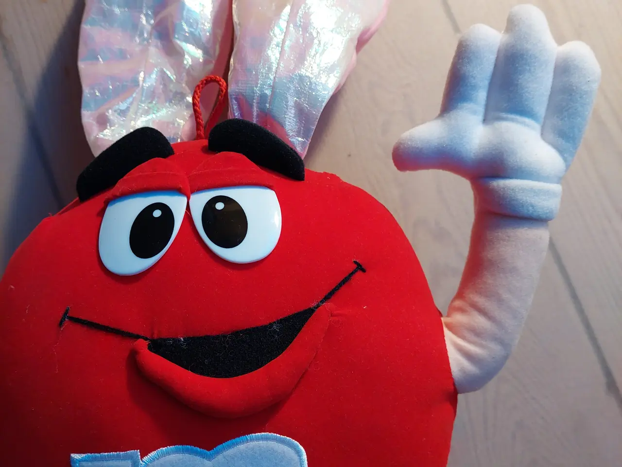Billede 1 - Stor rød M&Ms bamse med kaninører